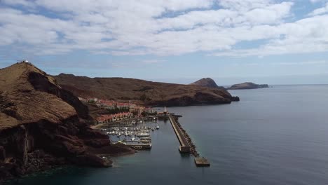 vista de drones a la ciudad portuaria en caniçal en madeira