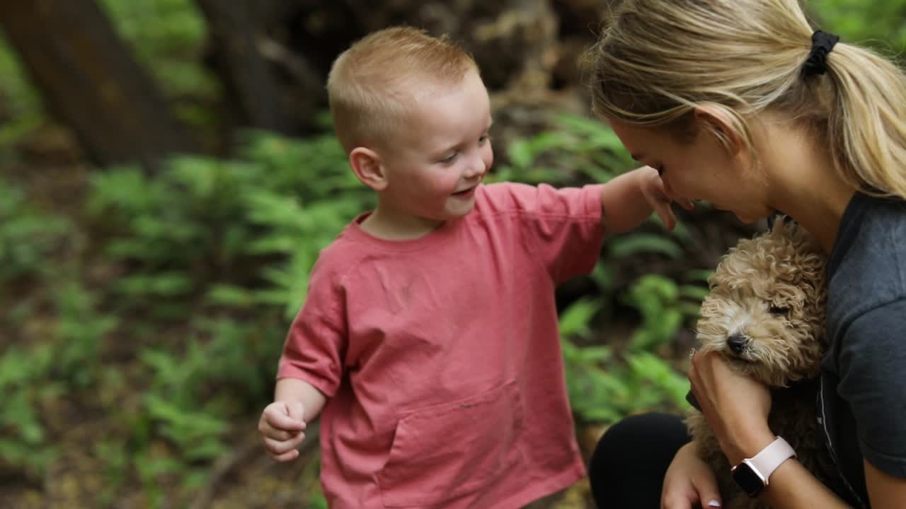 귀여운 애완견, 행복한 어린 소년, 엄마가 강아지를 껴안고 있는 어린 가족