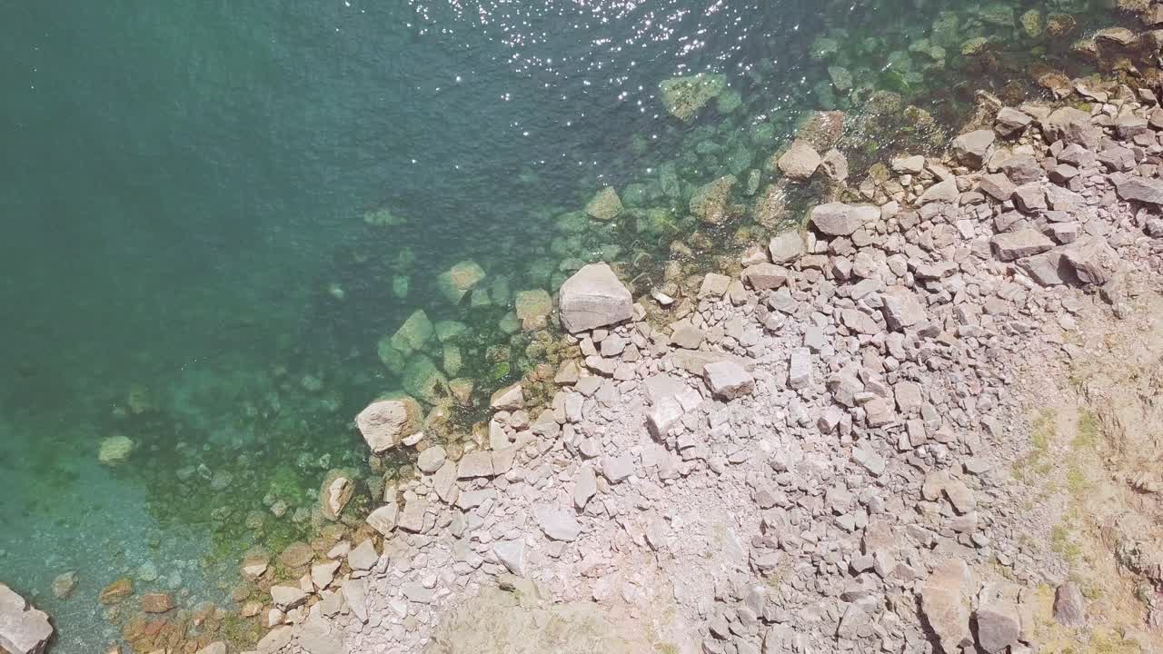 Vista aerea di costa rocciosa e acqua cristallina