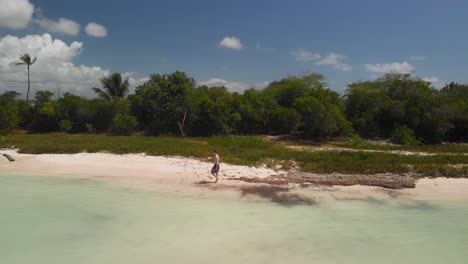 hombre caminando en la playa de la isla saouna en la república dominicana