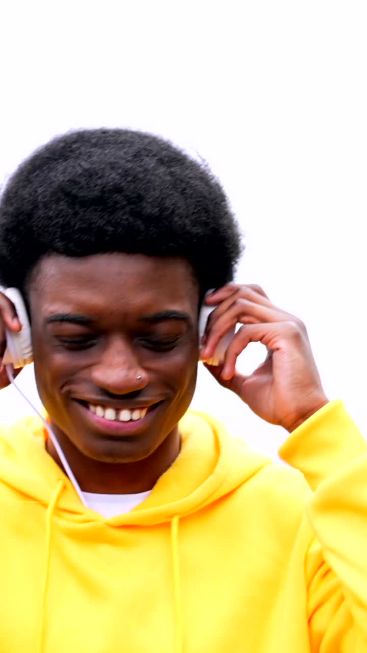 Uomo che ascolta musica con le cuffie