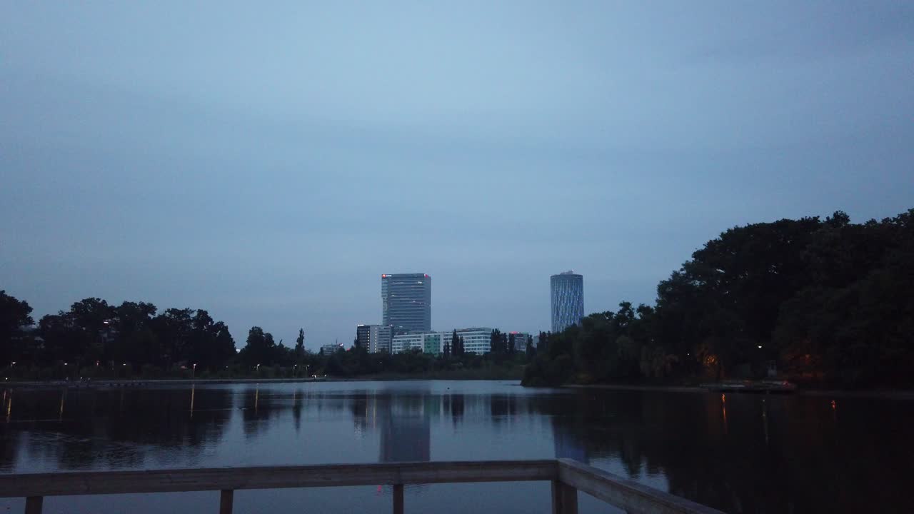 호수 위의 철주 위를 걷다