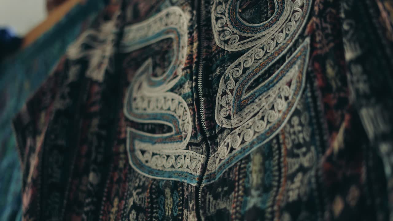 후이필이라고 불리는 손으로 수놓은 블라우스 - 과테말라 안티구아의 토착 마야 여성들이 착용