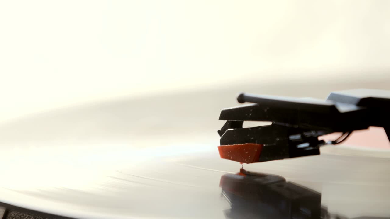 dj 턴테이블 레코드 플레이어에서 비닐 레코드의 클로즈업