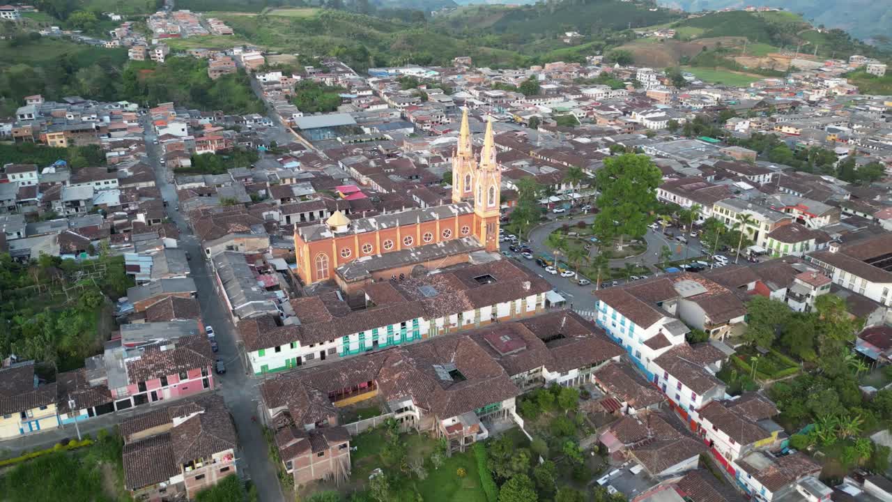 vista aérea de la iglesia y el parque central de la ciudad andina de marsella en el departamento de risaralda en el triángulo del café colombiano