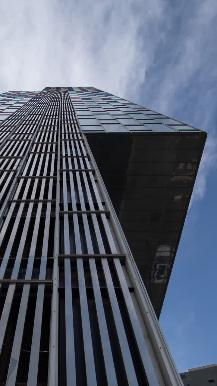 el lapso de tiempo de los edificios de rascacielos en barcelona en vertical