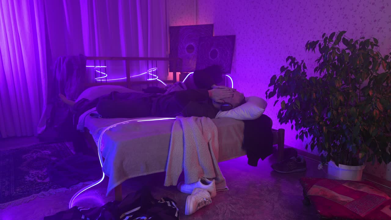 dormitorio de neón púrpura por la noche