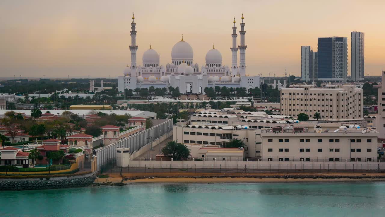 The Sheikh Zayed Grand Mosque (Abu Dhabi).Timelapse