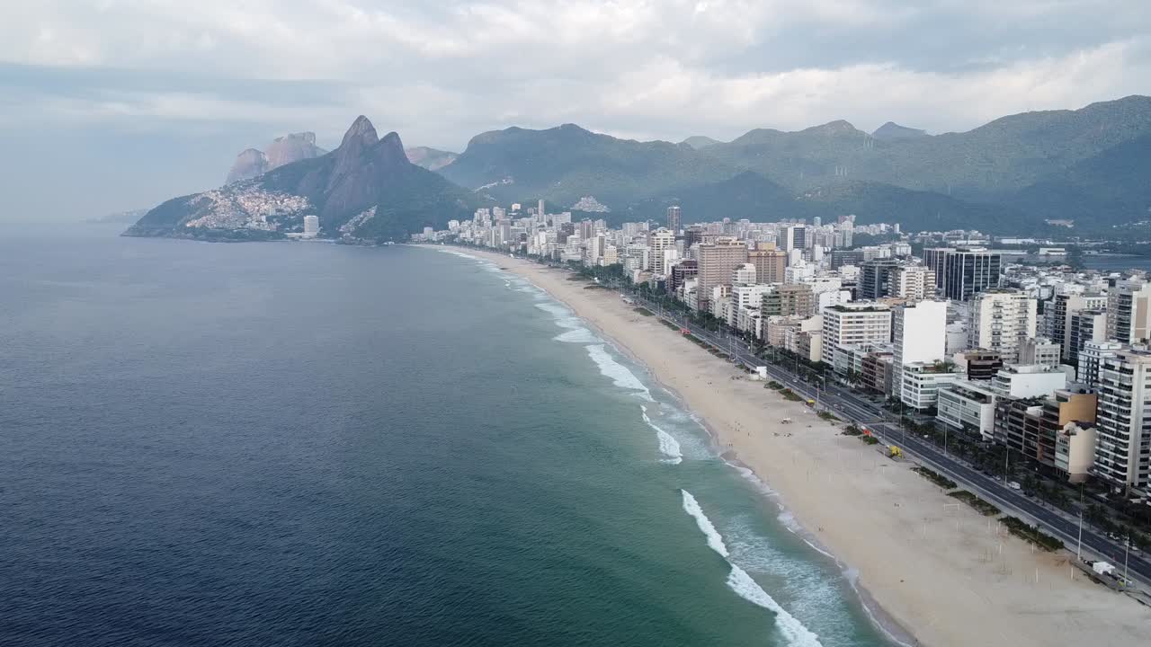 mar azul, playa blanca, ciudad gris y montañas verdes en rio de janeiro