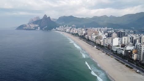 Mar-Azul,-Playa-Blanca,-Ciudad-Gris-Y-Montañas-Verdes-En-Río-De-Janeiro