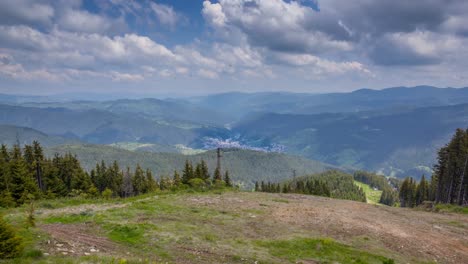 Ein-Zeitraffer-Eines-Bewölkten-Himmels-Neben-Chepelare-In-Den-Bulgarischen-Rhodope-bergen