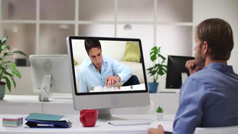 Profesor-Caucásico-Usando-Computadora-En-Videollamada-Con-Estudiante