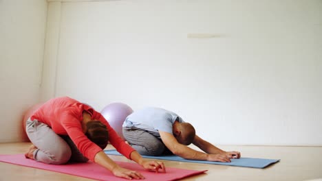 hombre y mujer haciendo yoga 4k