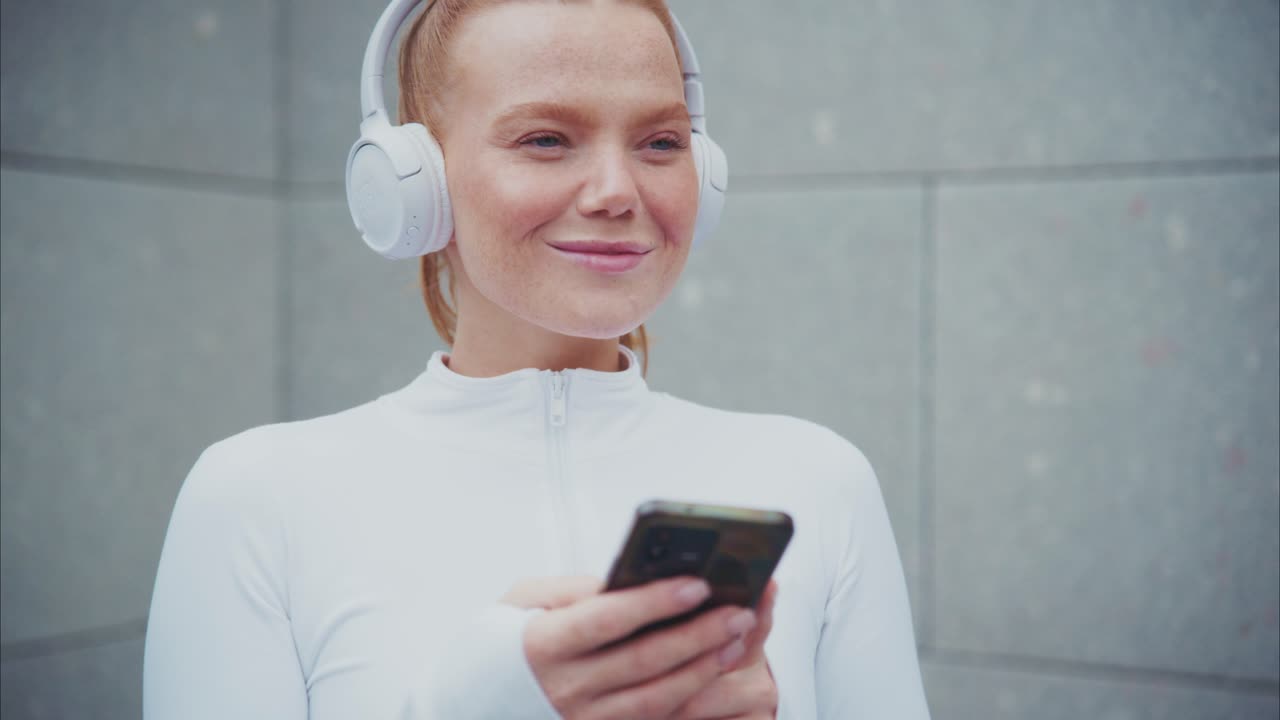 mujer escuchando música con auriculares