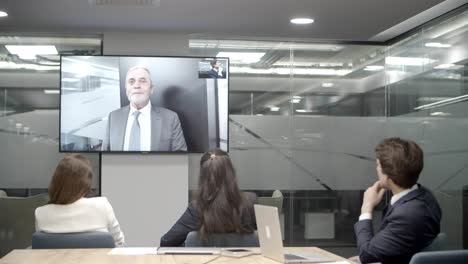 empleados escuchando al líder durante la videoconferencia
