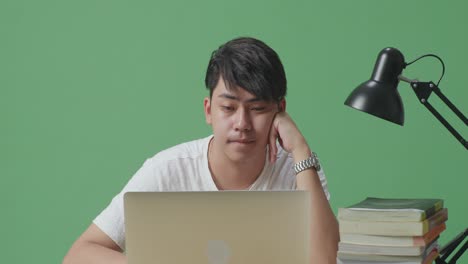 노트북 에서 공부 하는 젊은 남자