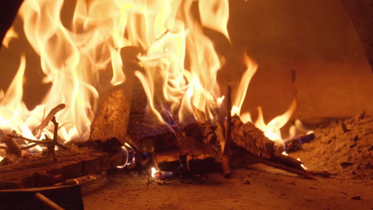 오븐에 불이 타고 있다