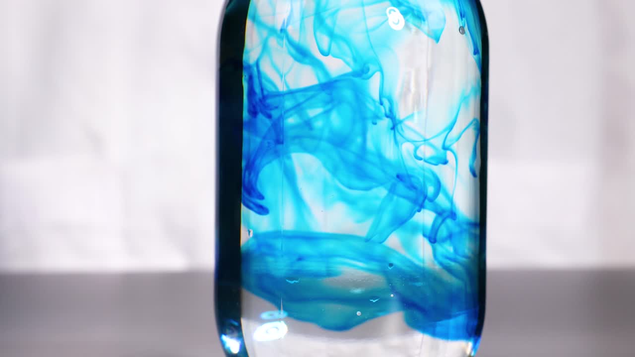 면도 크림과 식품 염료는 회전하는 패턴을 만니다.