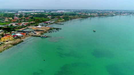 Luftaufnahme-Eines-Bewölkten-Tages-über-Dem-Mittelmeer-Mit-Hafen-Und-Klarem-Wasser-Auf-Der-Insel-Sizilien