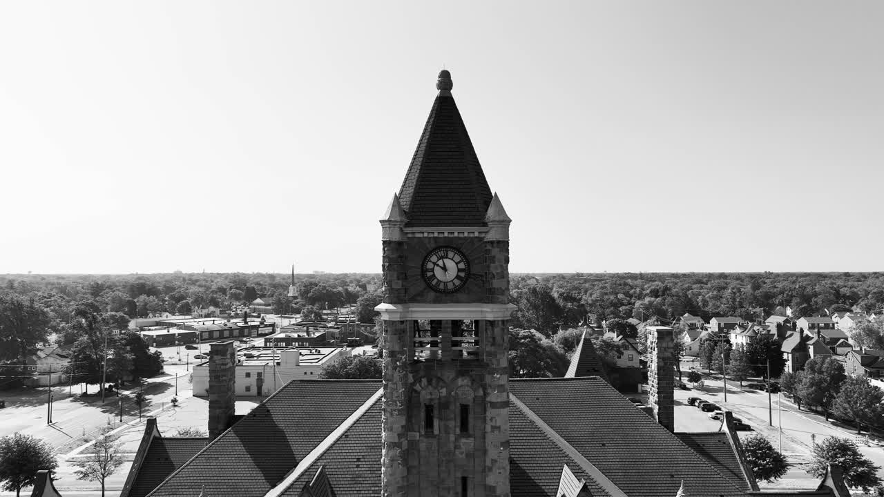 흥미로운 건축과 건물의 시계 표면에서 멀어지고 있습니다.