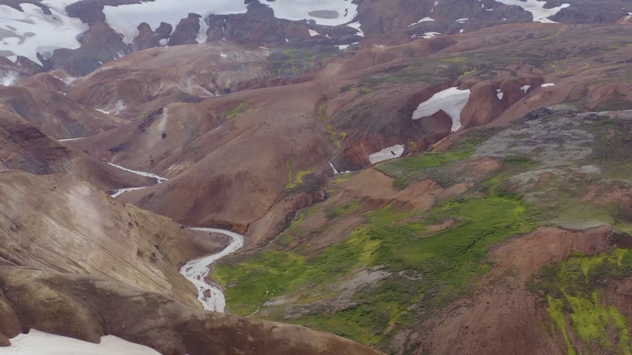 아이슬란드의 장엄한 산이 있는 원격 케링가르피욜 계곡, 공중