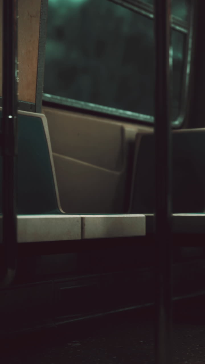 dentro de un vagón de metro