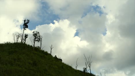 las montañas del parque nacional mae wong en tailandia son preciosas