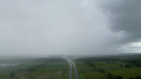 Vista-Aérea-De-Una-Carretera-Que-Se-Extiende-En-La-Distancia-Bajo-Una-Espesa-Niebla.