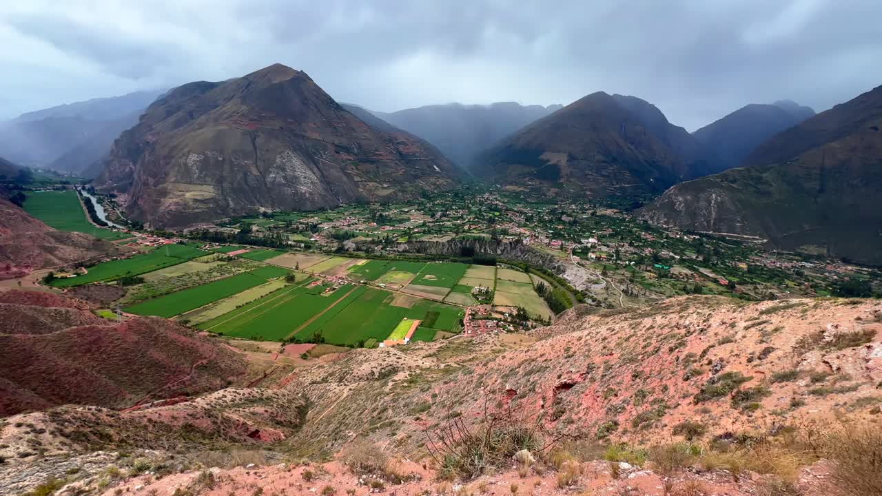 Paesaggio panoramico della Valle Sacra: Ollantaytambo, Ancopacha, Valle del fiume Urubamba, Ande peruviane, pomeriggio nuvoloso durante la stagione delle piogge. Cusco, Perù, Altopiano, versante montuoso, Ghiacciaio Quelccaya, Sentiero Inca.