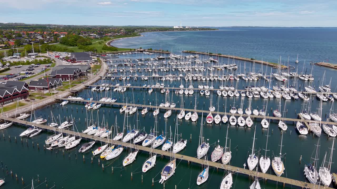 Vista aérea de un puerto deportivo muy concurrido y lleno de veleros y yates a lo largo de la costa de Aarhus, Dinamarca