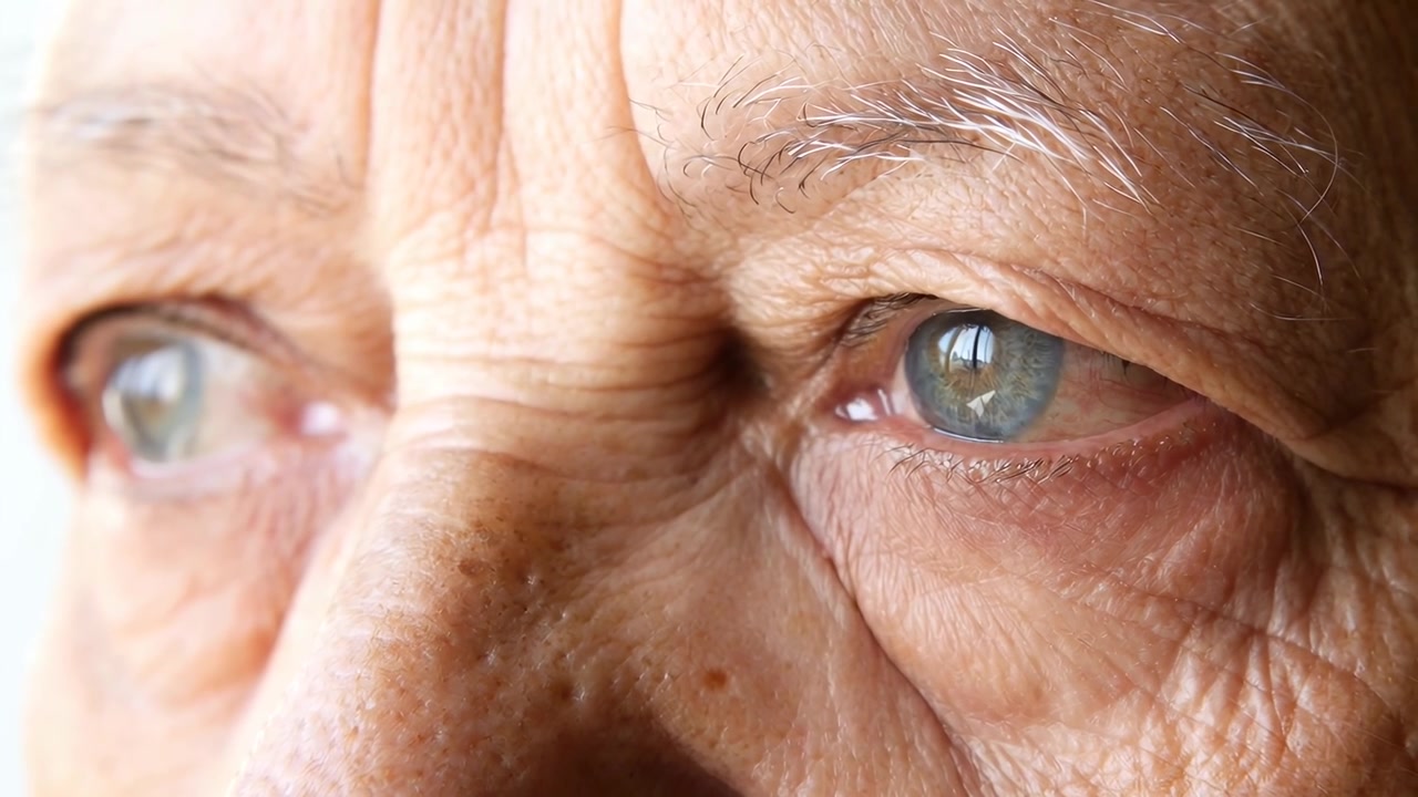 Primer plano de los ojos de una persona mayor mirando al frente