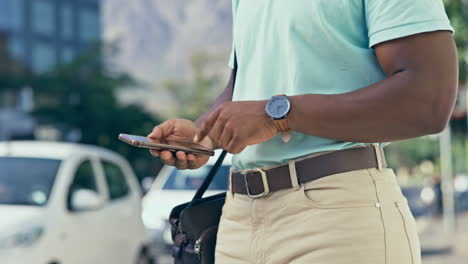 primer plano, viajando y hombre con teléfono inteligente