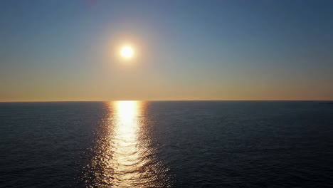 puesta de sol sobre el océano