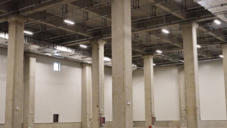 pilares interiores y techo del nuevo almacén de envío