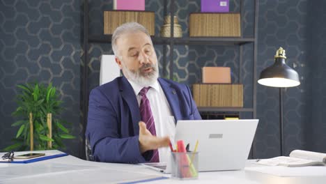 un hombre de negocios feliz obteniendo buenos resultados en la computadora portátil.