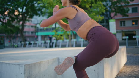 deportista estirando las piernas calentándose en el estadio de primer plano. dama haciendo asana de yoga