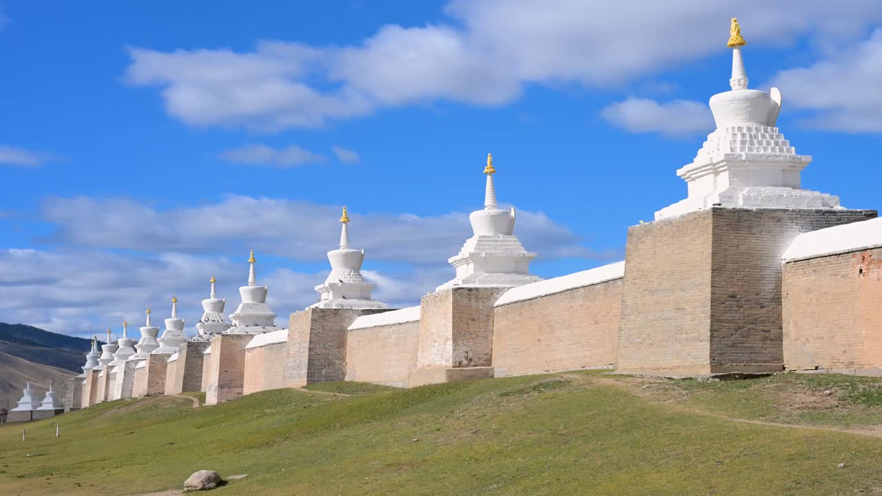 Kharkhorin, Mongolia: vista panoramica del famoso muro di stupa che circonda Erdene Zuu, il più antico monastero buddista sopravvissuto del paese