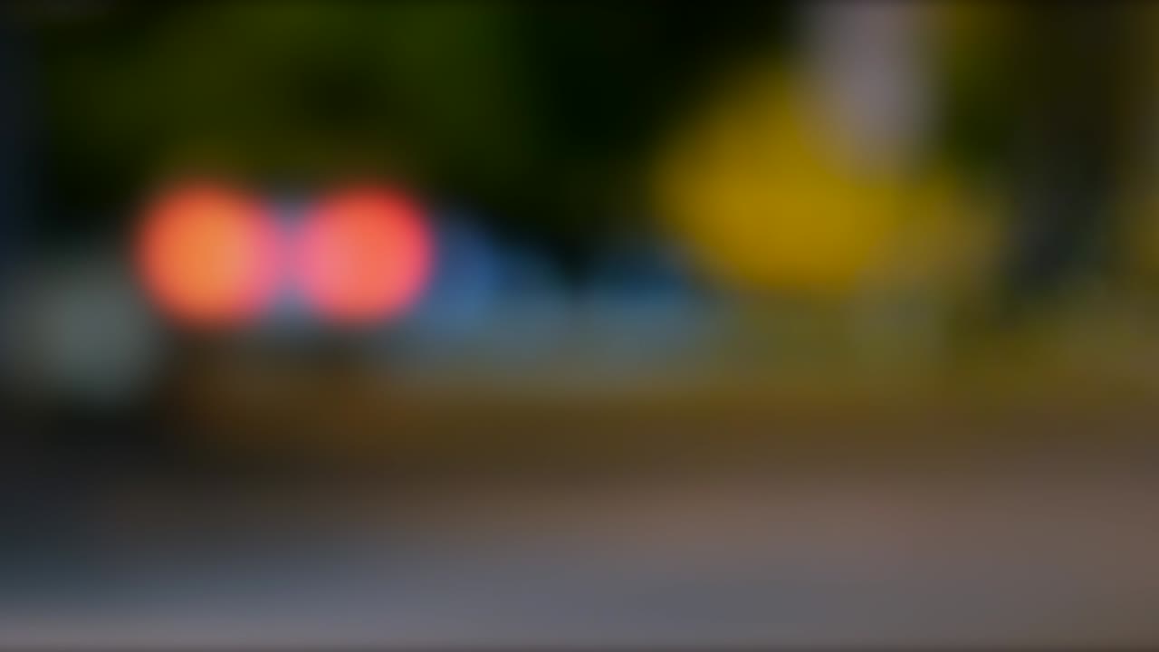 el colorido bokeh redondo brilla de las luces de los coches en la calle de la ciudad. estilo de vida. concepto abstracto. borroso bokeh tráfico en la carretera por la noche en la ciudad. hermoso bokeh brillante en el fondo oscuro borroso por la noche