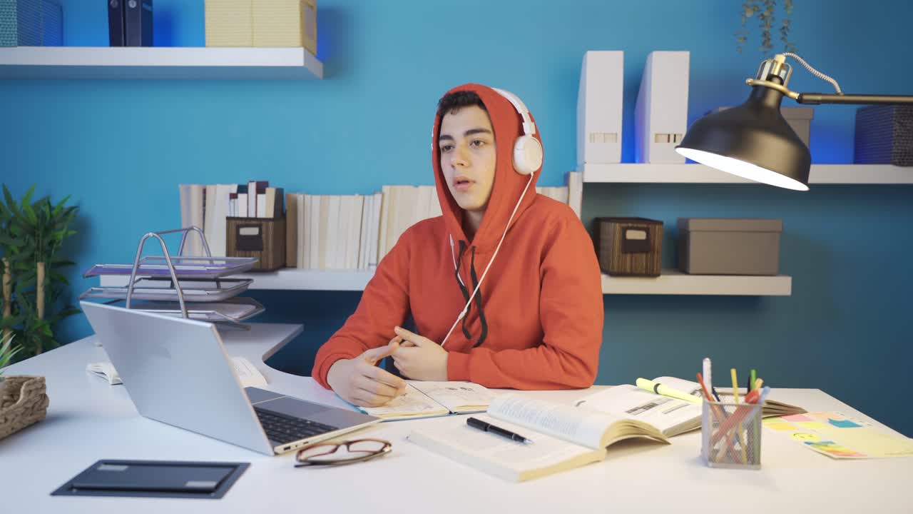 hombre joven deprimido triste e infeliz tratando de consolarse escuchando música con auriculares