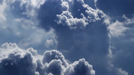 nubes espesas y oscuras en el cielo con tormenta
