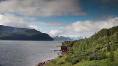 Noruega-Red-Hut-00