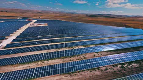 vuelo de drones fpv de alta velocidad sobre una extensa granja solar, mostrando el vasto potencial de la energía renovable