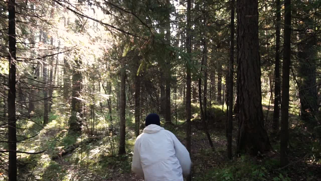 은 날 숲에서 고 있는 사람