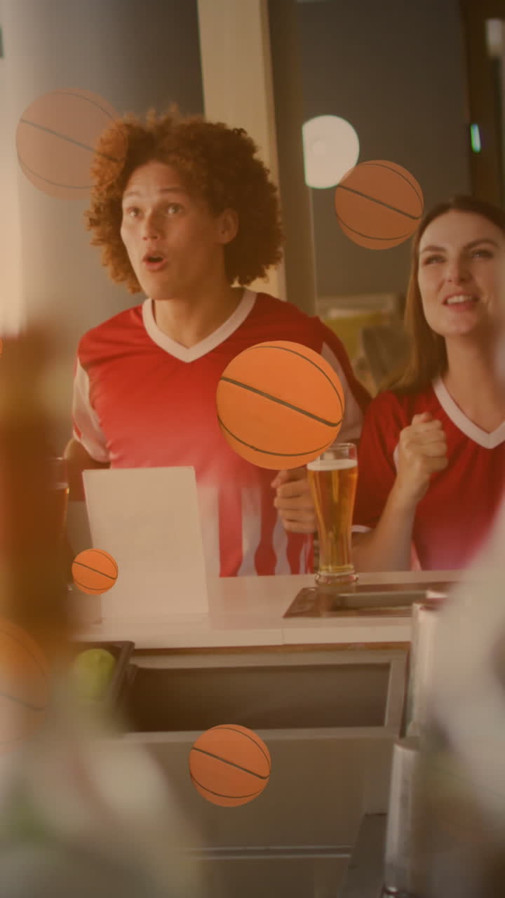 animación de iconos de baloncesto sobre amigos diversos sonrientes viendo televisión y bebiendo cerveza