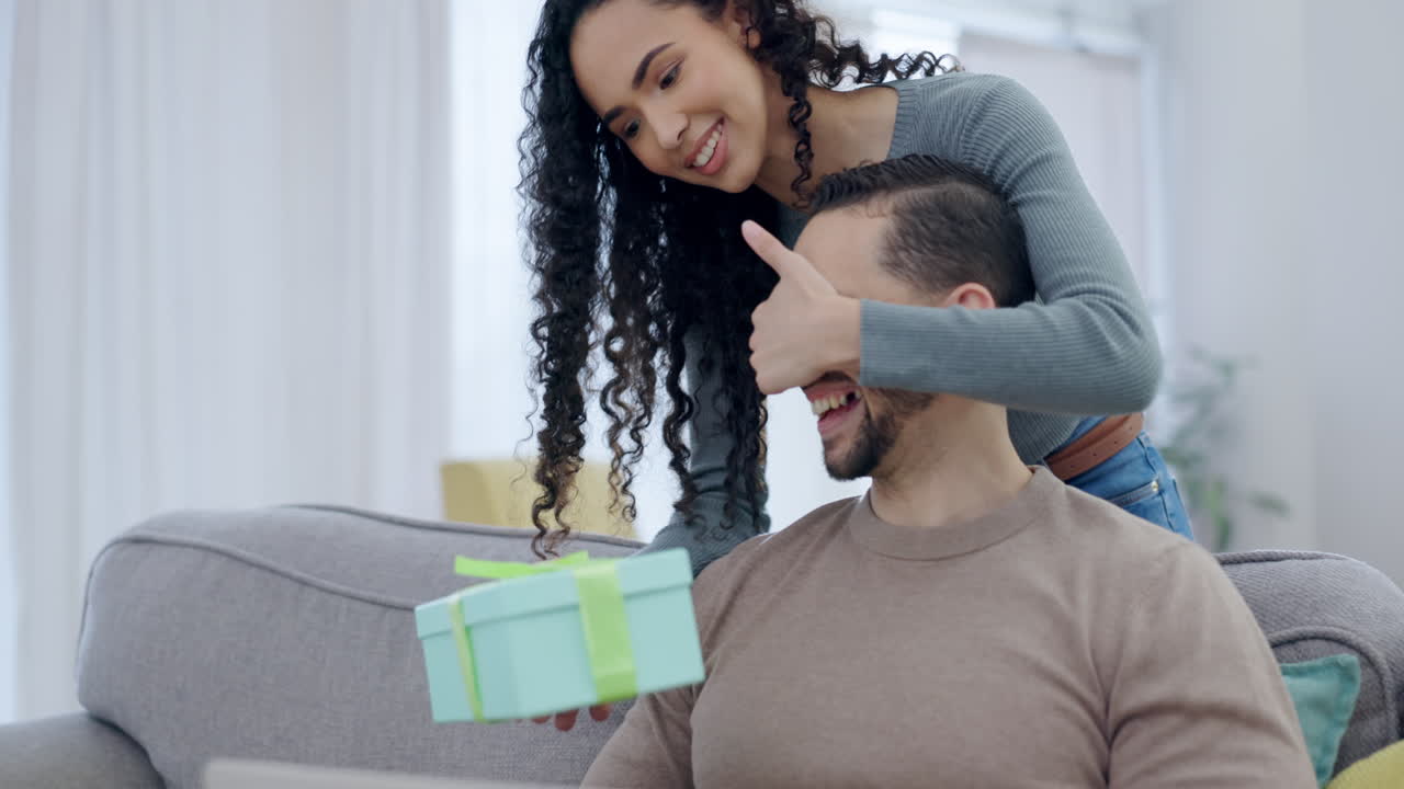 casa, sorpresa y pareja con un regalo