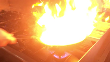 Imágenes-De-Un-Cocinero-Haciendo-Verduras-En-Una-Sartén-Flampeada