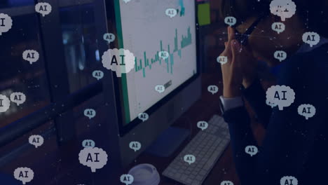animación de un texto, cerebros y procesamiento de datos sobre mujer caucásica usando computadora