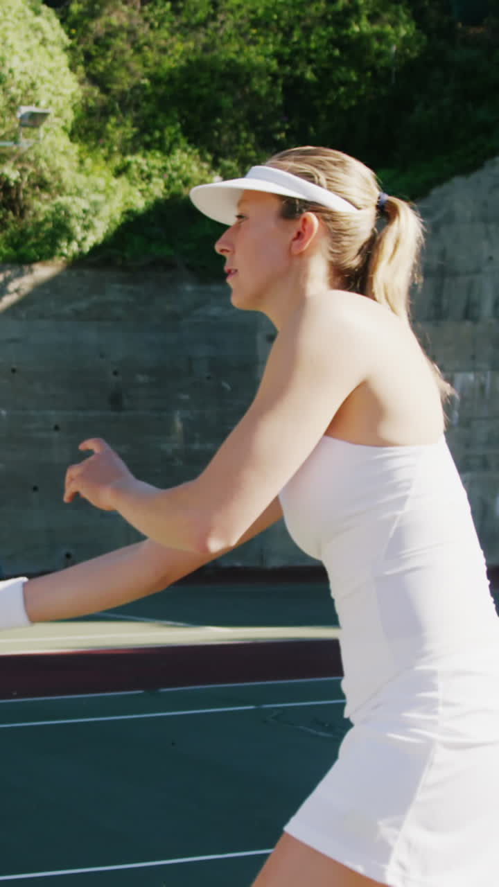 테니스 를 하는 활동적 인 스포츠 선수