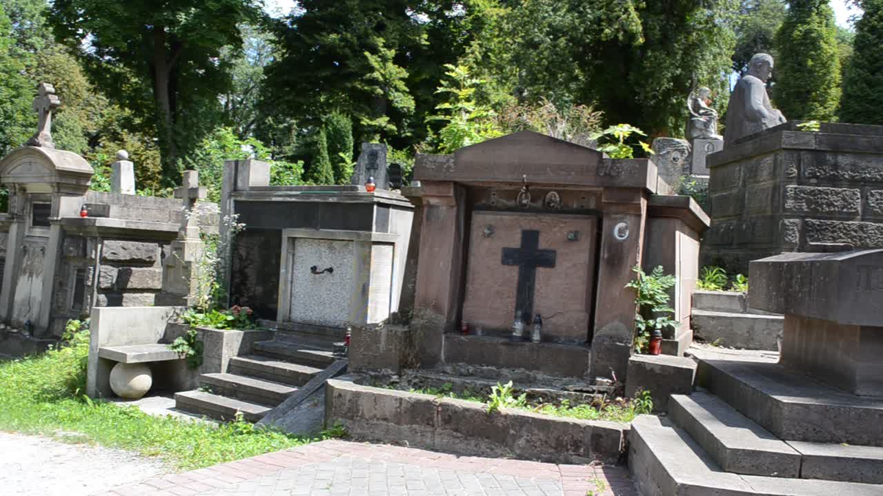 Tombe in un cimitero. Leopoli, Ucraina. Il cimitero di Lychakiv, complesso storico e commemorativo (dal 1991) a Leopoli nel quartiere storico di Lychakiv, uno dei cimiteri più antichi dell'Ucraina