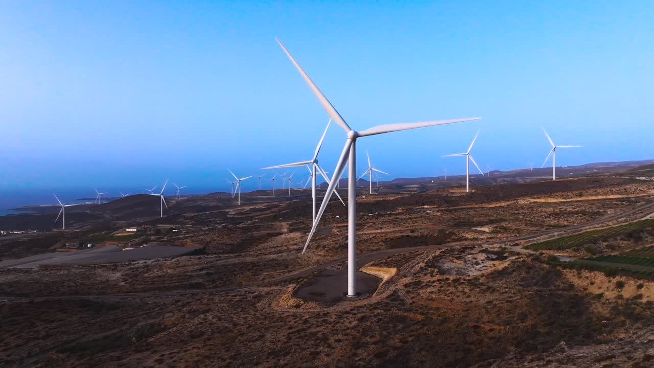 Mulini a vento all'alba a Fasnia, Tenerife, che catturano le serene vibrazioni dell'energia